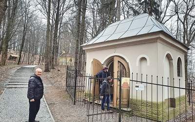 Ksiądz Andrzej Pyrsz, proboszcz bazyliki, wraz z fachowcami remontującymi kaplicę stacji V.