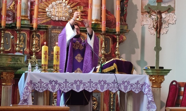 Ks. Kamil Osiecki w czasie jednej z Mszy św. w miejscowej kaplicy.