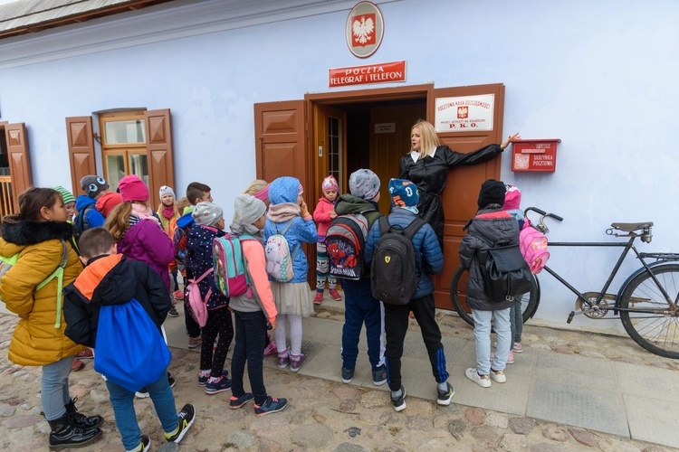 Przewodnik w muzeum oprowadza grupy zorganizowane, ale na życzenie dostępny jest również dla turystów indywidualnych.