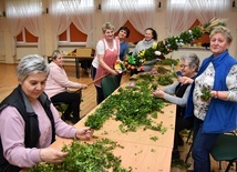 Panie przygotowują palmę z ziół i kwiatów zbieranych przez cały rok.