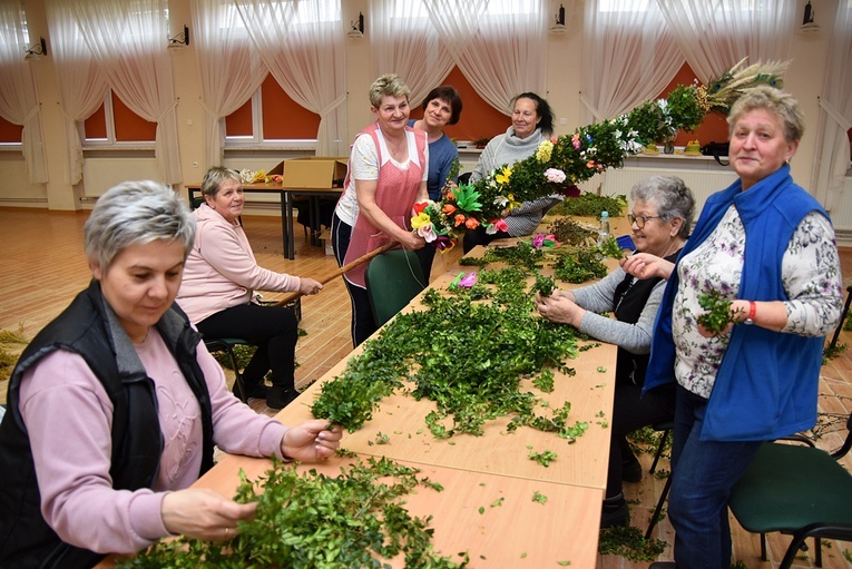 Panie przygotowują palmę z ziół i kwiatów zbieranych przez cały rok.