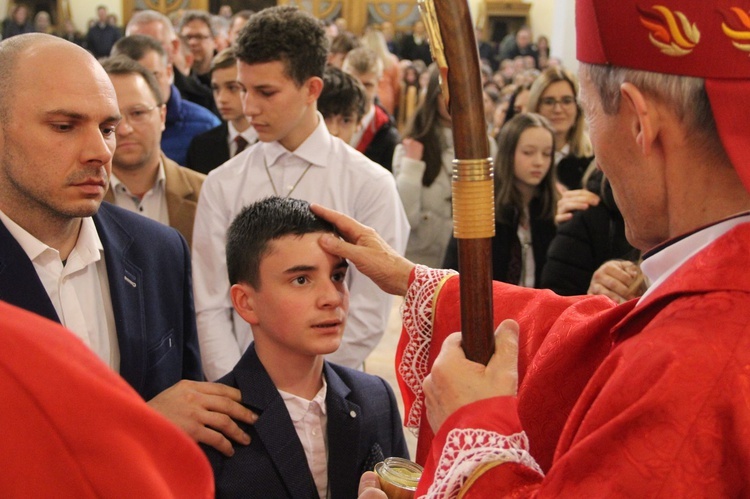 Bierzmowanie w kościele Matki Bożej Szkaplerznej w Tarnowie 2022