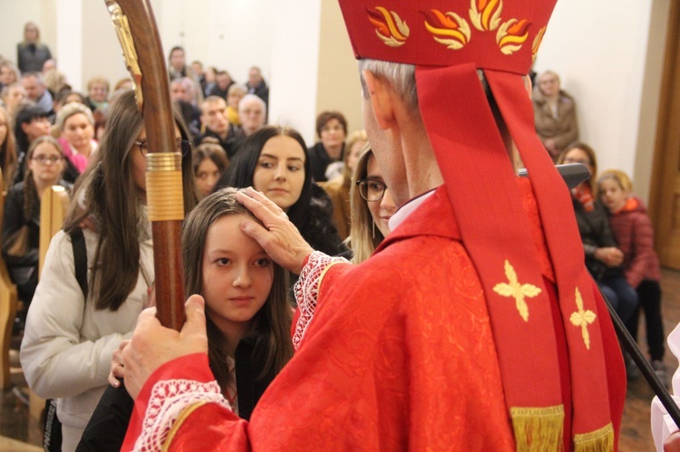 Bierzmowanie w kościele Matki Bożej Szkaplerznej w Tarnowie 2022