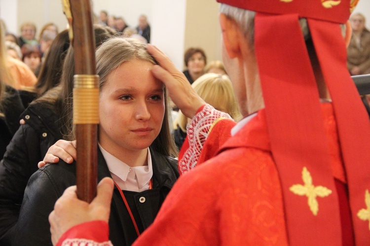 Bierzmowanie w kościele Matki Bożej Szkaplerznej w Tarnowie 2022