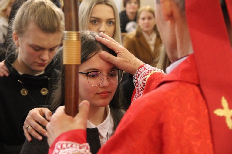 Bierzmowanie w kościele Matki Bożej Szkaplerznej w Tarnowie 2022