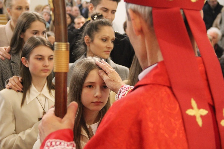 Bierzmowanie w kościele Matki Bożej Szkaplerznej w Tarnowie 2022