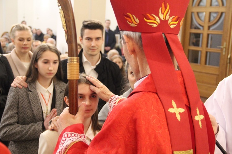 Bierzmowanie w kościele Matki Bożej Szkaplerznej w Tarnowie 2022