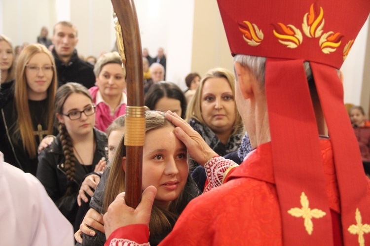 Bierzmowanie w kościele Matki Bożej Szkaplerznej w Tarnowie 2022