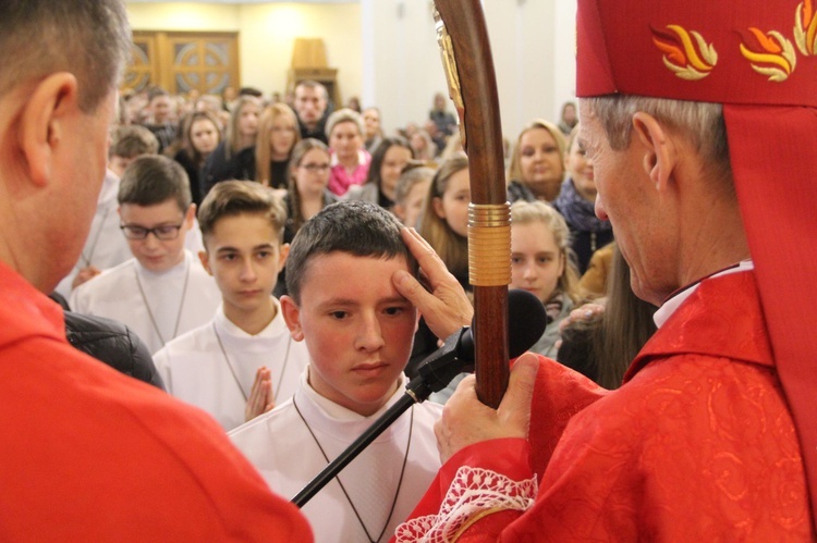 Bierzmowanie w kościele Matki Bożej Szkaplerznej w Tarnowie 2022