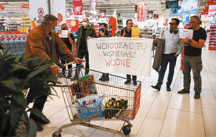 Akcja namawiania  do bojkotu sklepu Auchan w jednej z galerii handlowych w Krakowie.