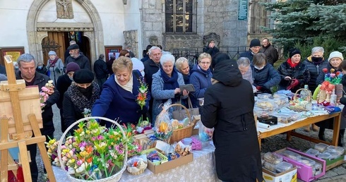 Lwówek Śląski. Palmami wsparli misje