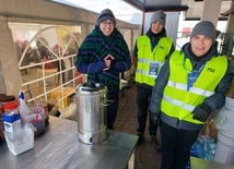 Klerycy w czasie wykonywania prac dla ukraińskich uchodźców.