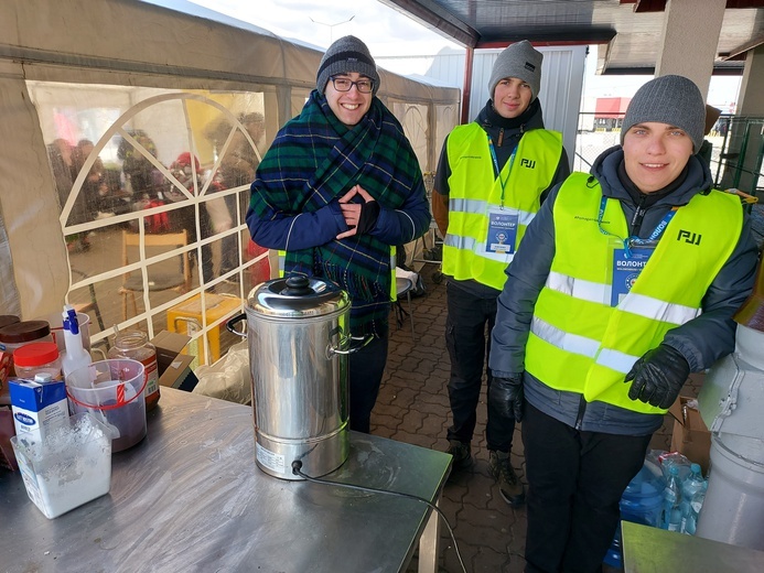Klerycy w czasie wykonywania prac dla ukraińskich uchodźców.