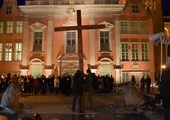 Gdańsk. Modlitwa z krzyżem na Głównym Mieście