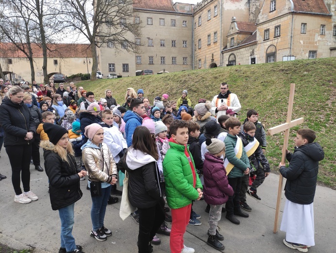 Droga Krzyżowa dzieci ulicami Oleśnicy