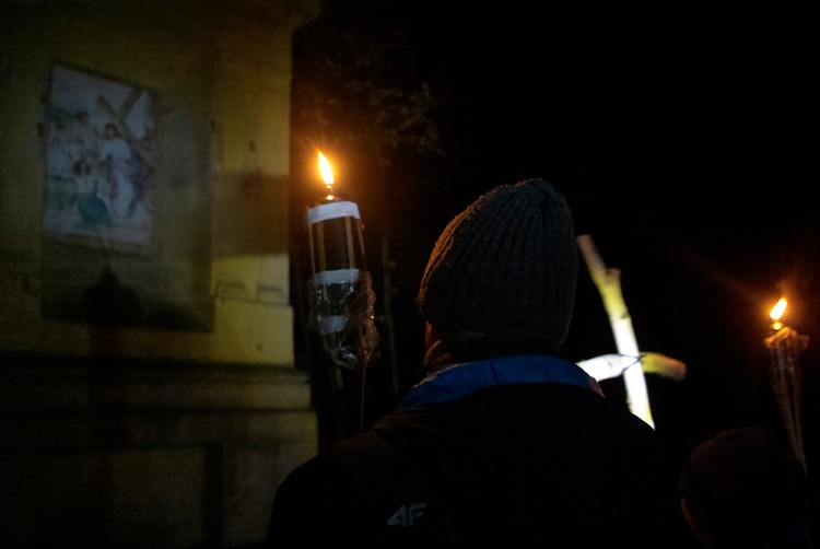 Męska Droga Krzyżowa w Lesie Bukowym w Trzebnicy