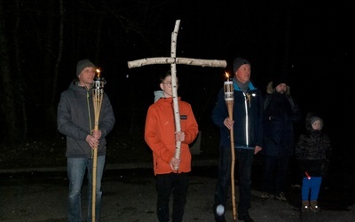 Męska Droga Krzyżowa w Lesie Bukowym w Trzebnicy