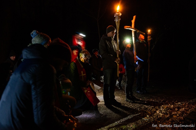 Męska Droga Krzyżowa w Lesie Bukowym w Trzebnicy