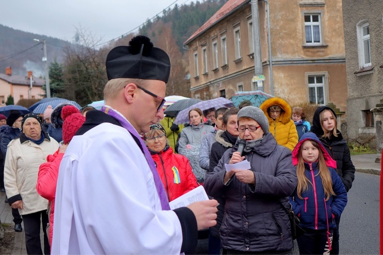 Uliczna Droga Krzyżowa w Walimiu