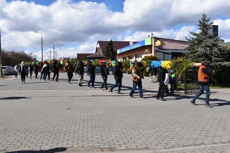 W Gdańsku górale zainstalowali ogromną wielkanocną palmę