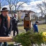 W Gdańsku górale zainstalowali ogromną wielkanocną palmę