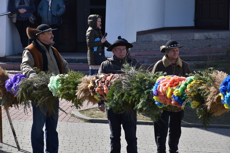 W Gdańsku górale zainstalowali ogromną wielkanocną palmę