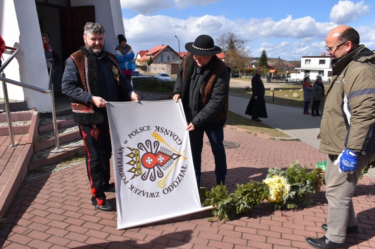 W Gdańsku górale zainstalowali ogromną wielkanocną palmę