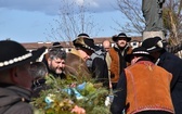 W Gdańsku górale zainstalowali ogromną wielkanocną palmę