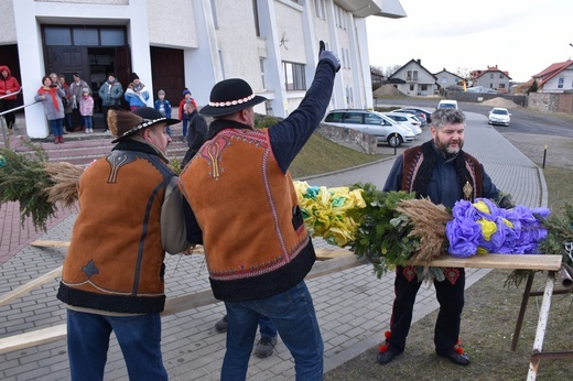 W Gdańsku górale zainstalowali ogromną wielkanocną palmę