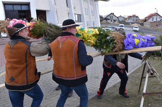 W Gdańsku górale zainstalowali ogromną wielkanocną palmę