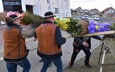 W Gdańsku górale zainstalowali ogromną wielkanocną palmę