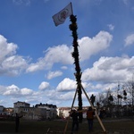 W Gdańsku górale zainstalowali ogromną wielkanocną palmę