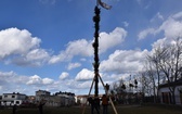 W Gdańsku górale zainstalowali ogromną wielkanocną palmę
