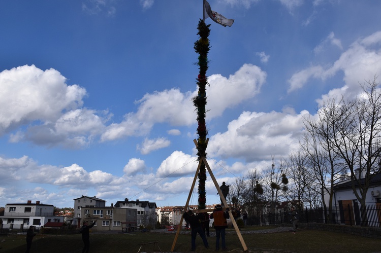 W Gdańsku górale zainstalowali ogromną wielkanocną palmę