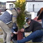 W Gdańsku górale zainstalowali ogromną wielkanocną palmę