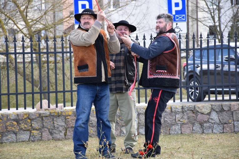 W Gdańsku górale zainstalowali ogromną wielkanocną palmę