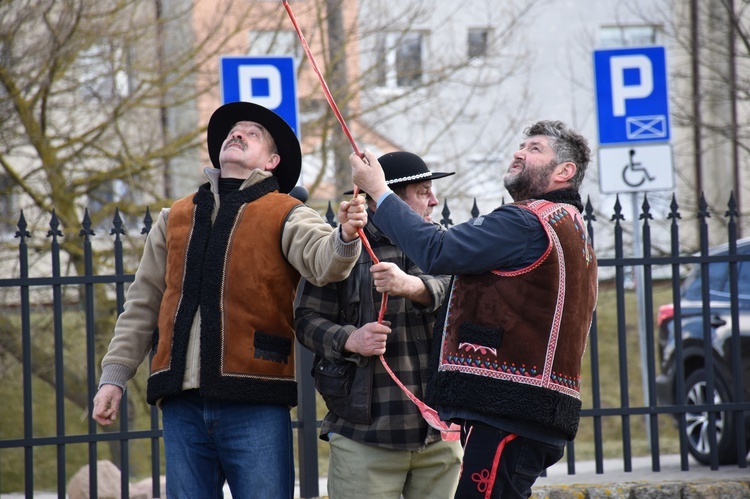 W Gdańsku górale zainstalowali ogromną wielkanocną palmę