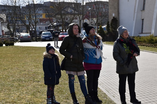 W Gdańsku górale zainstalowali ogromną wielkanocną palmę