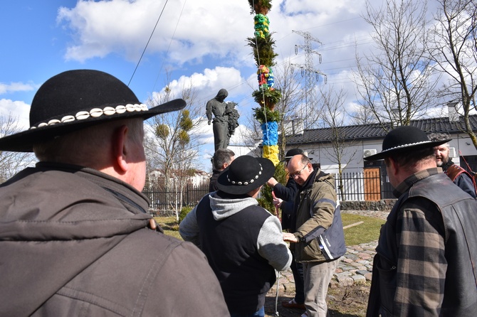 W Gdańsku górale zainstalowali ogromną wielkanocną palmę