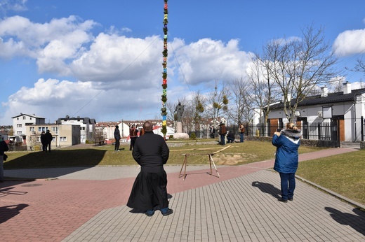 W Gdańsku górale zainstalowali ogromną wielkanocną palmę