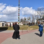 W Gdańsku górale zainstalowali ogromną wielkanocną palmę