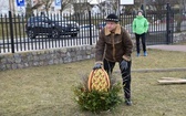 W Gdańsku górale zainstalowali ogromną wielkanocną palmę