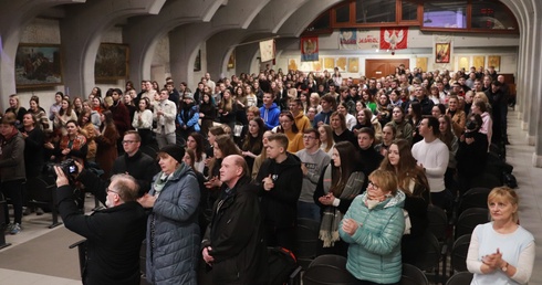 Ponad tysiąc maturzystów uczestniczyło w modlitewnym spotkaniu i konferencji ks. Jaklewicza.