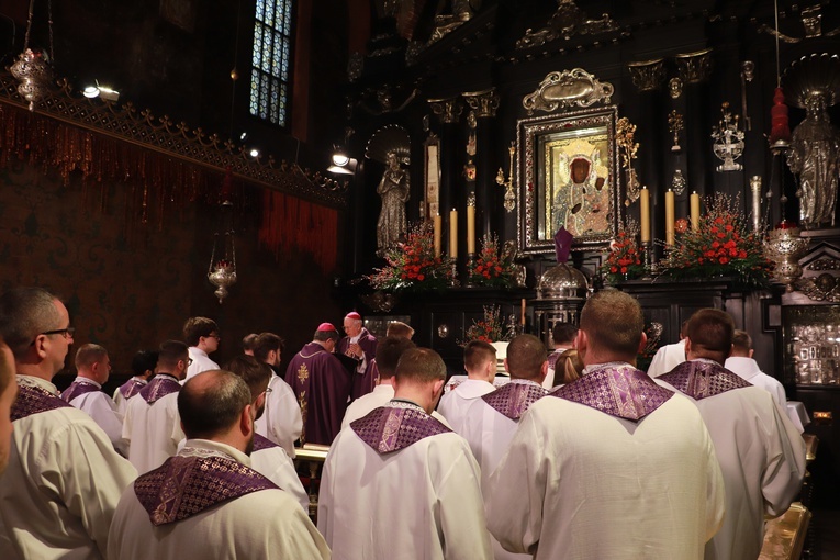 Prośby do Czarnej Madonny zanosili nie tylko maturzyści, ale i kapłani, którzy przyjechali z młodzieżą.