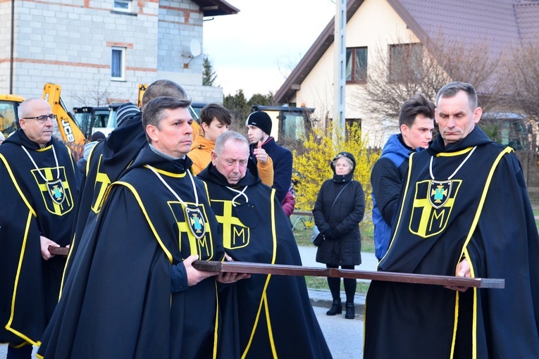 Krzyż nieśli m.in. Rycerze Jana Pawła II.