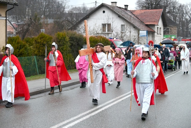 Dramatyczny spektakl na ulicach Głuszycy  