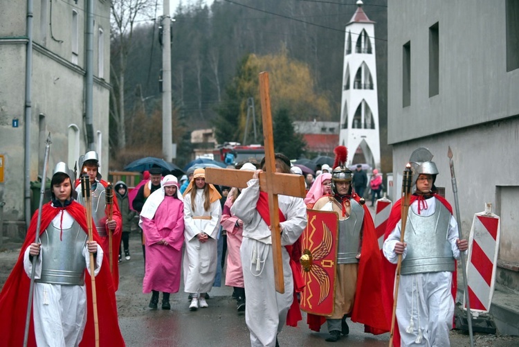 Dramatyczny spektakl na ulicach Głuszycy  