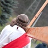 Jezus niosący krzyż w czasie ulicznej drogi w Głuszycy.