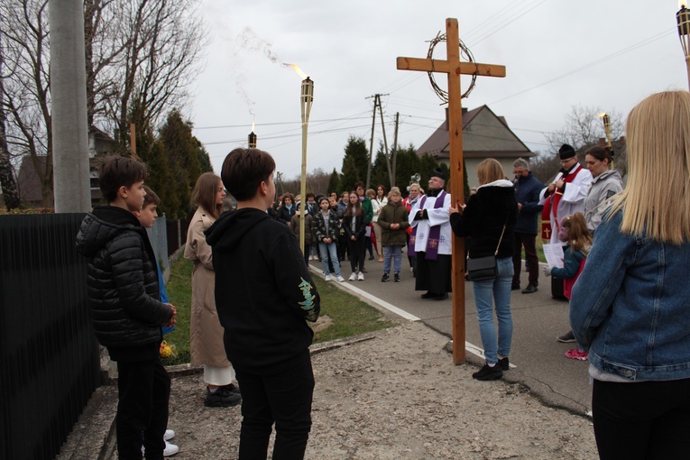 Biadoliny. Droga Krzyżowa ulicami parafii