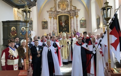 Pamiątkowe zdjęcie z członkami zakonu templariuszy.